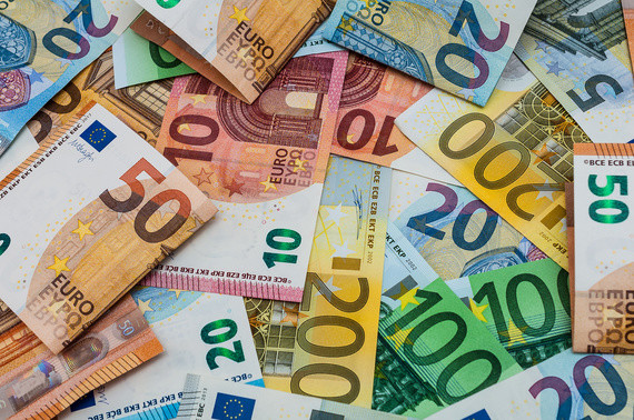 Ein Haufen verschiedener Euro-Banknoten in verschiedenen Werten.