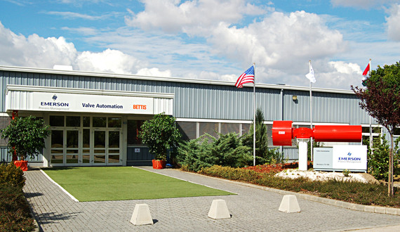 Ein modernes Gebäude mit Schildern für 