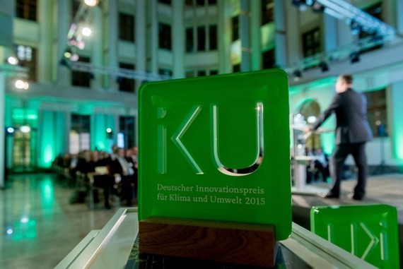 Ein grünes Schild mit der Aufschrift 