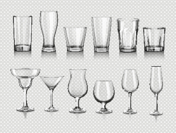 Eine Sammlung verschiedener leerer Gläser, darunter Biergläser, Weingläser und Cocktaillikörbe, auf einem transparenten Hintergrund.