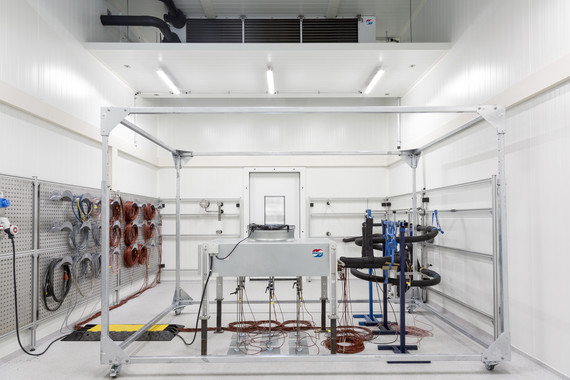 Ein modernes Labor mit sauberer, strukturierter Einrichtung, darunter Werkbänke, Regale mit Werkzeugen und technische Geräte.