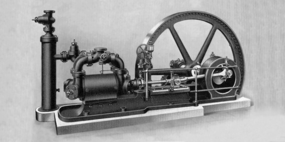Ein historisches Dampfmaschinenmodell mit Rädern und Rohrleitungen auf einem Metallgestell.