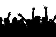 Silhouetten einer Menschenmenge mit erhobenen Händen, die jubeln oder feiern.