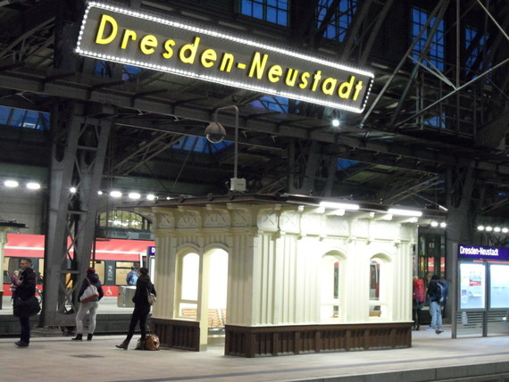 Ein beleuchtetes Schild mit der Aufschrift 