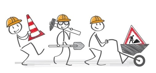 Drei Bauarbeiter mit Helmen, einer hält einen Verkehrskegel, einer schwingt eine Schaufel, und einer schiebt einen Karren mit einem Warnschild.