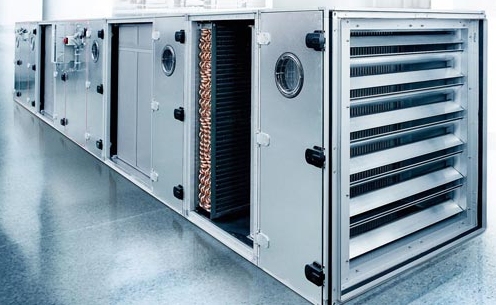 Ein langes, modernes Klimagerät mit mehreren Segmenten und einem Gitter im Vordergrund.