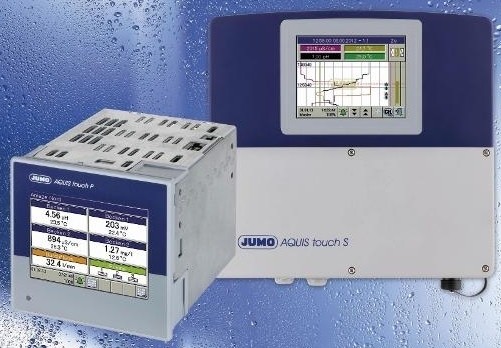 Zwei industrielle Geräte, darunter ein kleineres Modul mit mehreren Anzeigen und ein größeres Touchscreen-Display mit grafischen Darstellungen.