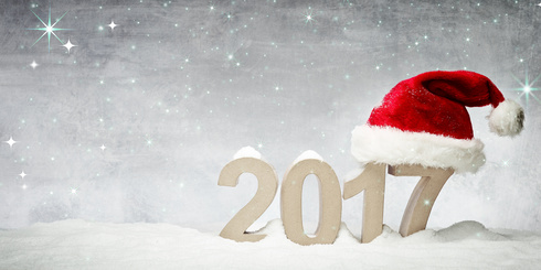 Ein Weihnachtsmütze steht auf dem Schnee neben den Zahlen 