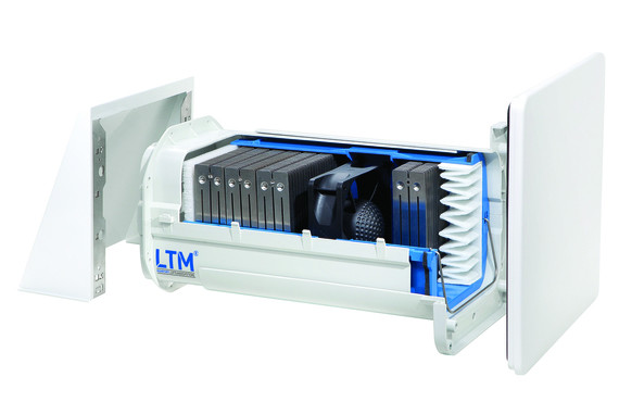 Ein geöffnetes LTM-Modularsystem mit mehreren vertikalen Komponenten und Kabeln im Inneren.