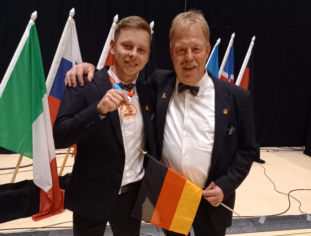 Happy nach der Siegerehrung: Bronzemedaillengewinner im Skill Kälte-Klima Lukas Brenner und Karsten Beermann (IKKE, Duisburg) (Abb. © Karsten Beermann)