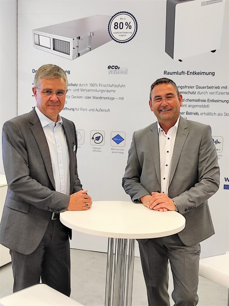 Bereits auf der gestern beendeten Fachmesse Indoor-Air in Frankfurt stellte sich der künftige LTG-Vorstandsvorsitzende Andreas Egelseder (rechts) den Messebesuchern vor. Er wird zum 1. November Nachfolger des langjährigen LTG-Chefs Wolf Hartmann (links). (Abb. © cci Dialog GmbH)