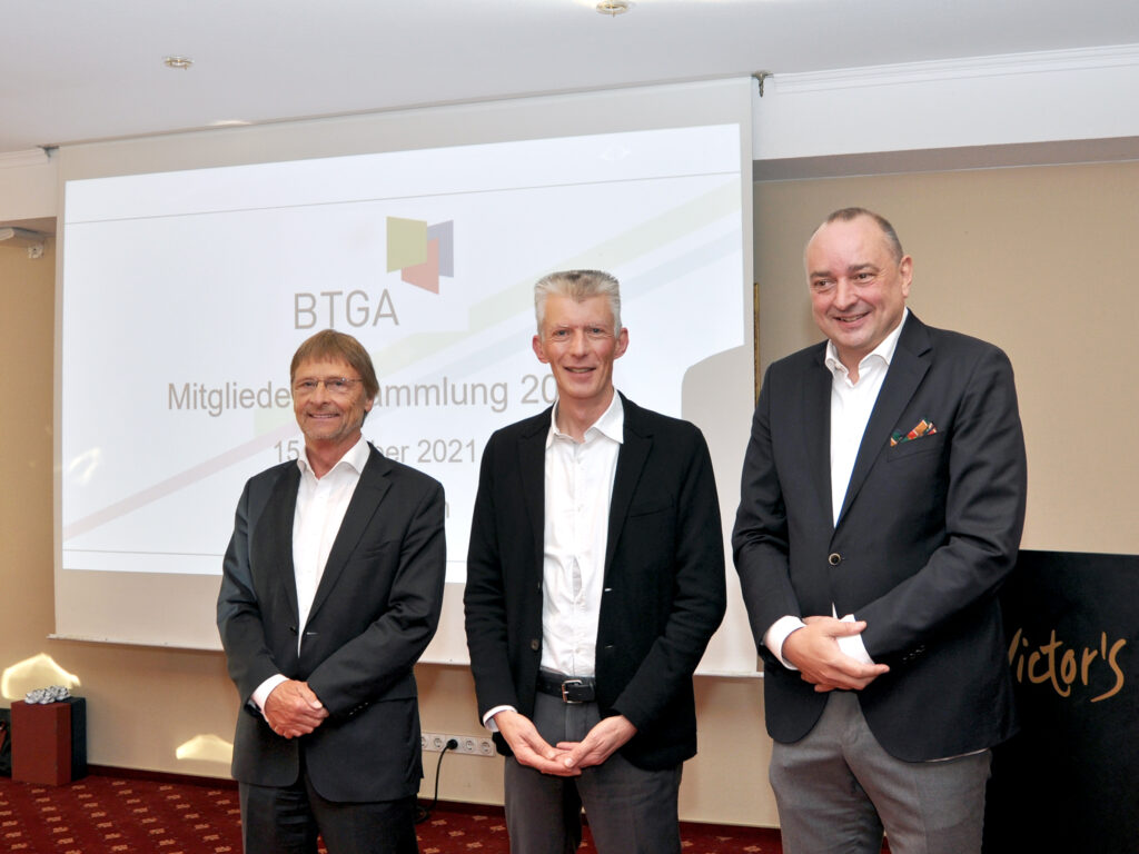 Das Foto entstand während der Mitgliederversammlung, als Günther Mertz (links) und Hermann Sperber (rechts) den Mitgliedern Christoph Brauneis vorstellten. (Abb. © BTGA)