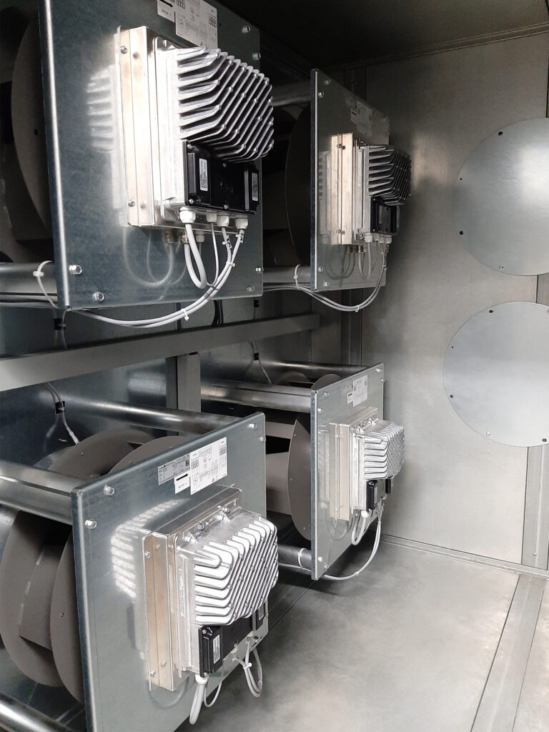 Beispiel für eine ins RLT-Gerät eingebaute ECFanGrid-Ventilatorenwand, bestehend aus vier einzelnen EC-Ventilatoren. (Abb. © Rosenberg)