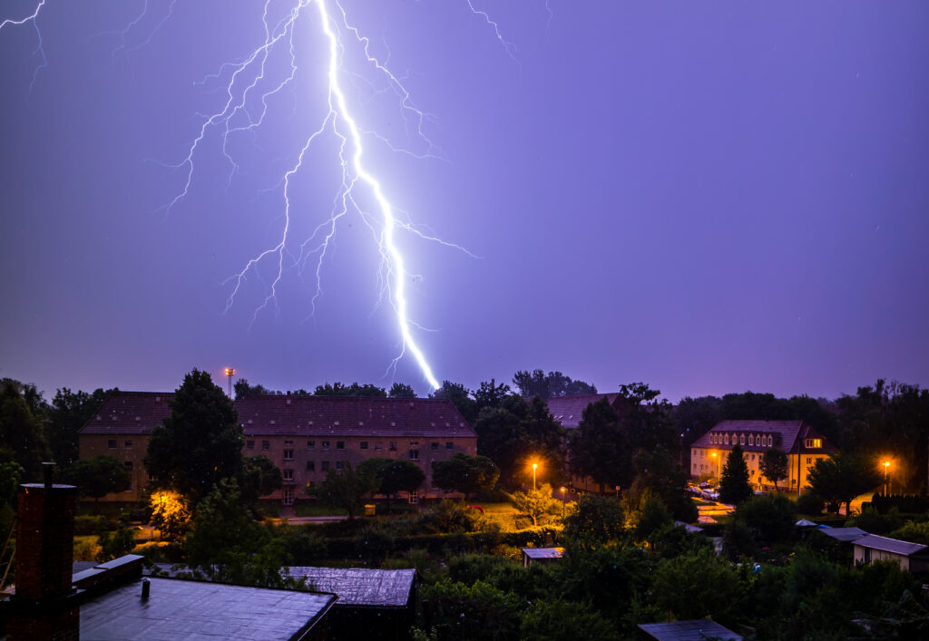 Die Broschüren behandelt für verschiedene Zielgruppen Aspekte des Blitzschutzes für TGA-Anlagen. (Abb. © Animaflora PicsStock /stock.adobe.com)