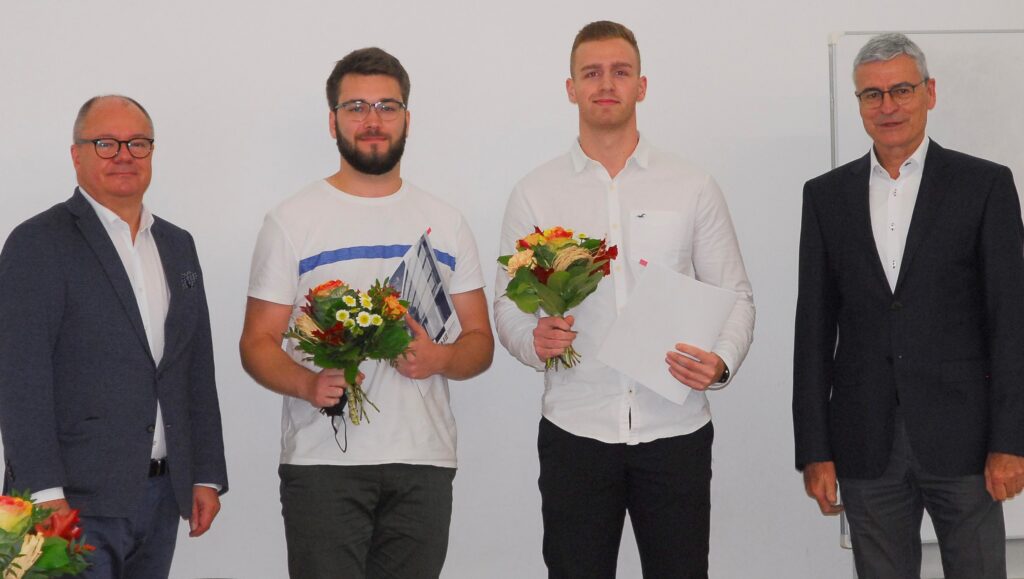 Die Preisträger Max Krause (MItte links) und Leander Baumann (Mitte rechts) eingerahmt von Dipl.-Ing. Alf Bauer (ganz links) und Prof. Dr. Holger Hahn (Abb. © H. Hahn)