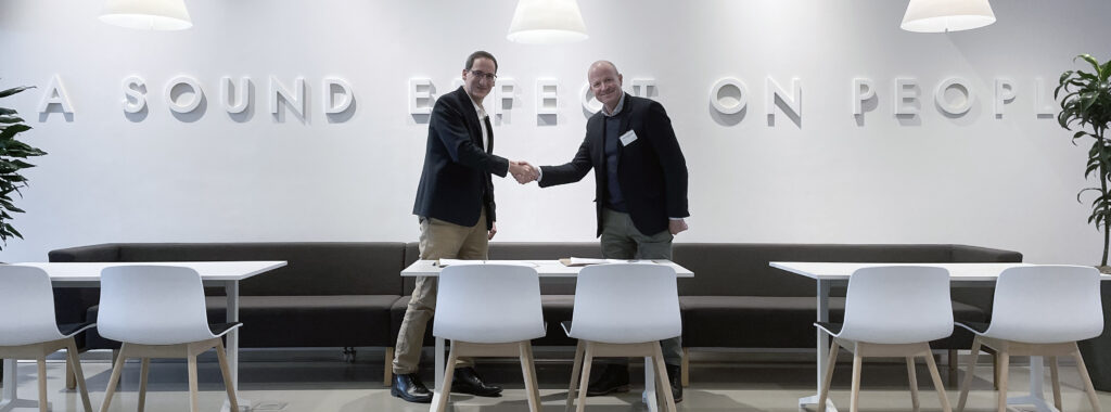 Von links nach rechts: Francois Michael, Geschäftsführer Ecophon und Olof Christensson, Leiter der Division Ventilation Systems, Lindab (Abb. © Lindab)