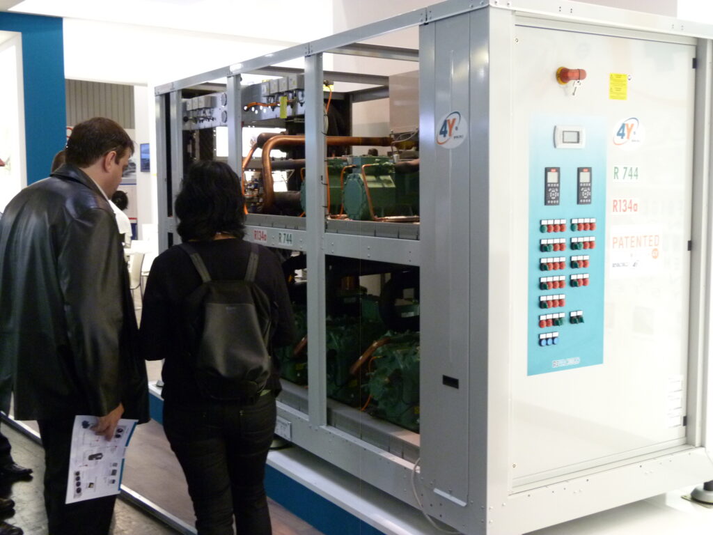 Beispiel für eine Gewerbekälteanlage als Kaskadensystem mit den Kältemitteln CO2 und R134a (Abb. © cci Dialog GmbH)