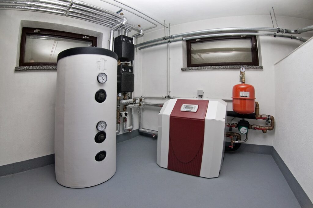 Wärmepumpe im Technikraum eines Wohnhauses (Abb. © Martin Winzer/stock.adobe.com)