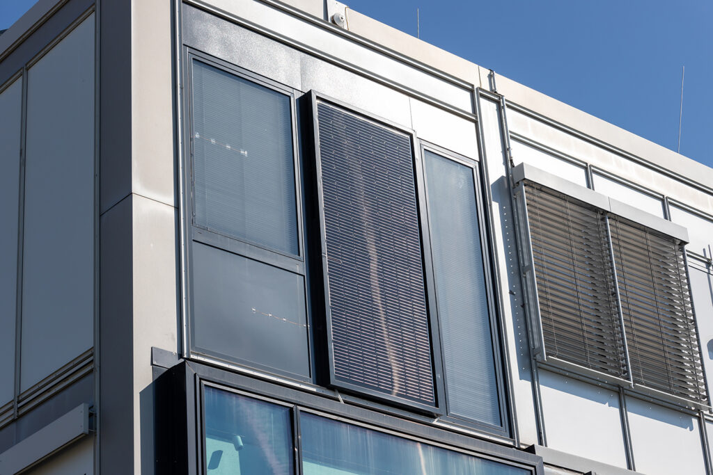 Außenansicht der Erneuerbaren-Energien-Modulfassade mit raumhohem PV-Element. (Abb. © Fraunhofer)