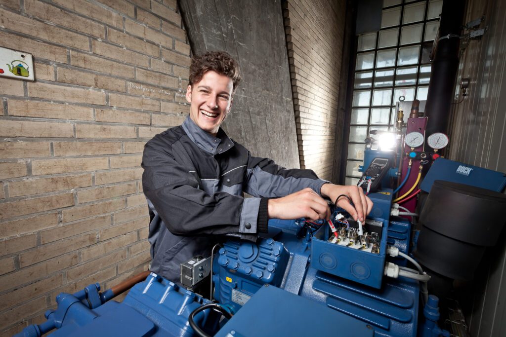 Ein Auszubildender im Beruf Mechatroniker für Kältetechnik (Abb. © BIV der Kälteanlagenbauer)