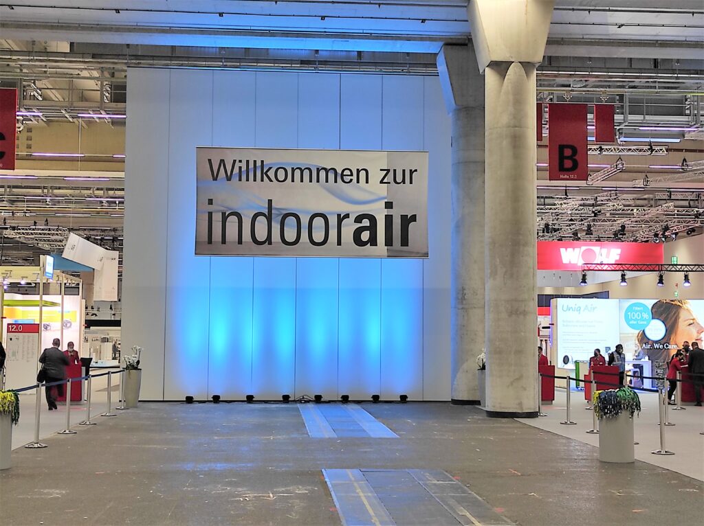 In der sehr gut be- und entlüfteten Messehalle 12 der Messe Frankfurt gab es bei der LüKK-Fachmesse Indoor Air 2021 optimale Raumbedingungen. (Abb. © cci Dialog GmbH)