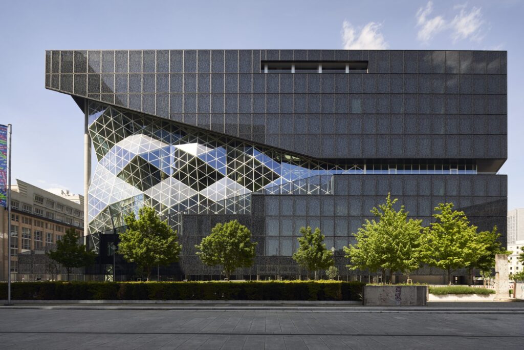 Der 52.000 m² große Neubau erweitert den Berliner Standort des Medien- und Technologieunternehmens Axel Springer. (Abb. © Nils Koenning)