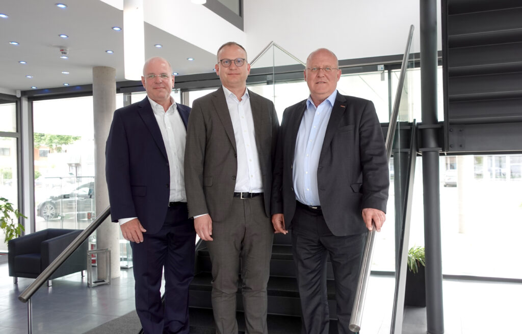 Nach dem Zusammenschluss (von links): Thomas Patzelt, CEO und Vorstand der Deos AG, Fredrik Wiking, CEO und Präsident der Regin-Gruppe, Stefan Plüth, Aufsichtsrat der Regin-Gruppe. (Abb. © Deos AG)