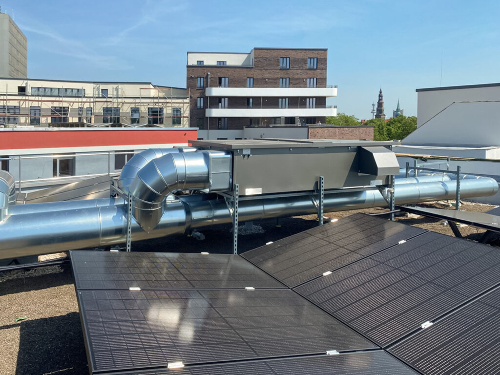 Die Lüftungsgeräte „Duplex 1500 Multi Eco-N“ von Ariflow sind nebeneinander auf dem Dach montiert.