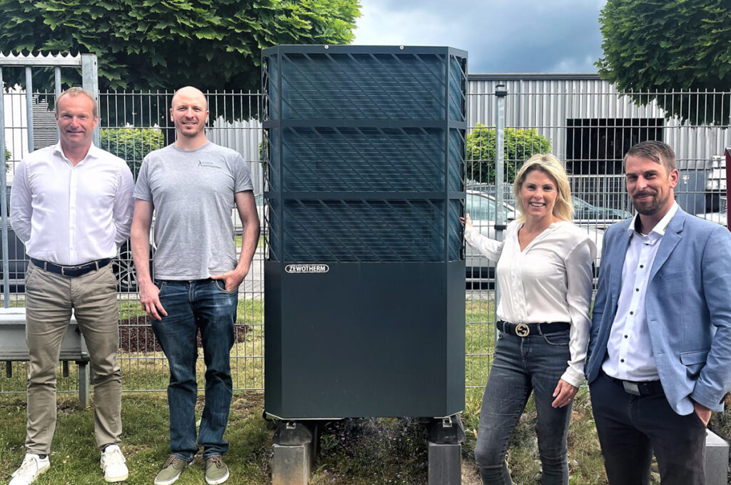 Die Gründungsmitglieder der ZWL Wärmepumpen Produktion GmbH (von links): Andreas Ziegler (Zewotherm), Florian Fuchs (Lambda), Silke Ziegler und Daniel Knappert (Zewotherm) (Abb. © Zewotherm)