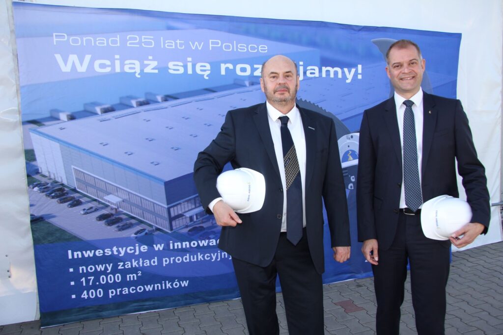 Adam Korzybski (links, Geschäftsführer Ziehl-Abegg Polen) und Joachim Ley (globaler Produktionsvorstand) stellen das Projekt im Südosten von Lodz vor. (Abb. © Ziehl-Abegg