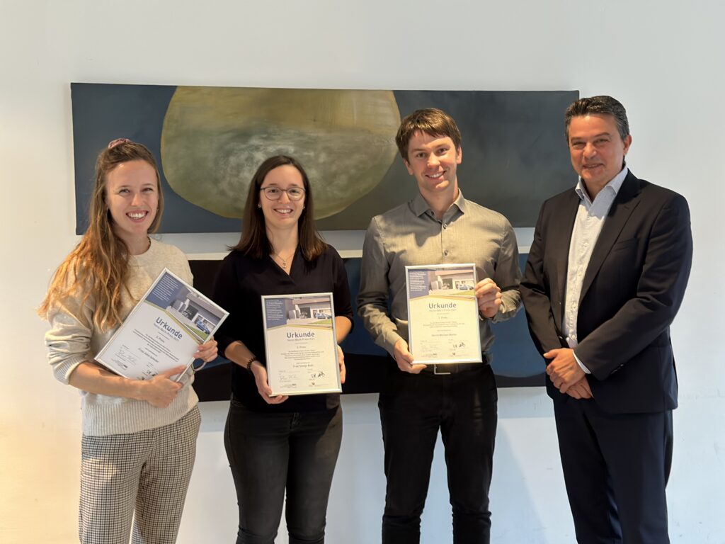 Die Preisträger (von links): Julia Schuler, Svenja Both und Michael Müller mit Prof. Konstantinos Stergiaropoulos, Leiter des IGTE (Abb. © VdF HLK)
