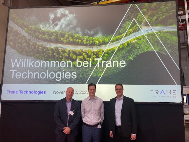 Dr. Christian Stehle (Al-Ko Air Technology), Jose La Loggia (Trane) und Rolf Paeper (bei Trane zuständig für Akquisitionen) (von rechts) (Abb. © Trane Technologies)