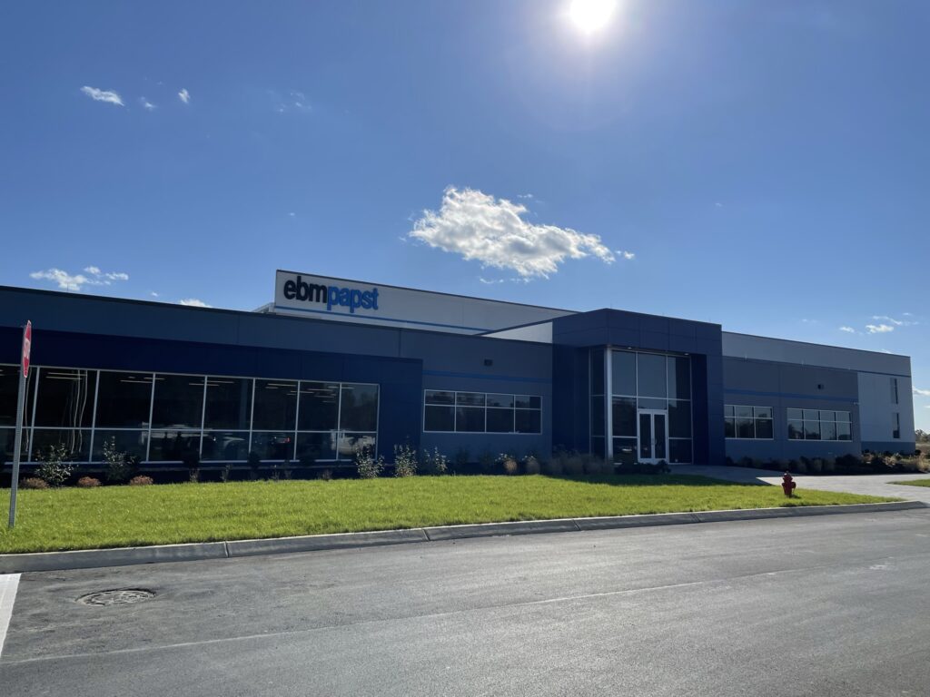 In den Produktionshallen des neuen ebm-papst-Werks in Telford,Tennessee, laufen seit September die ersten Ventilatoren und Motoren vom Band. (Abb. © ebm-papst)