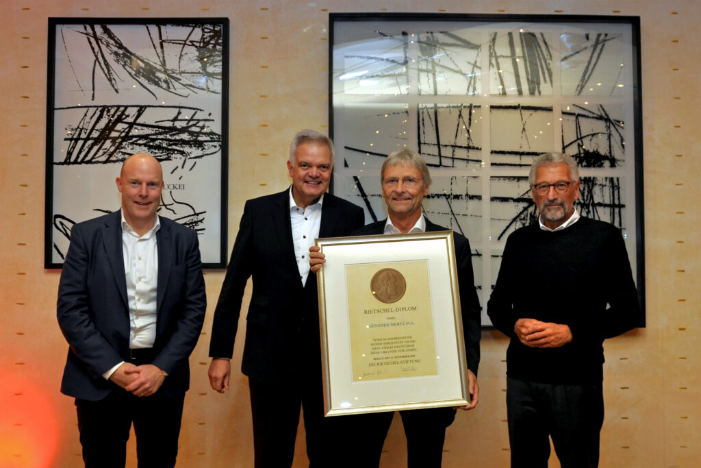 Von links: BTGA-Hauptgeschäftsführer Frank Ernst, BTGA-Präsident Bernhard Dürheimer, Günther Mertz und Karl-Walter Schuster, beratendes Mitglied des BTGA-Präsidiums (Abb. © BTGA)
