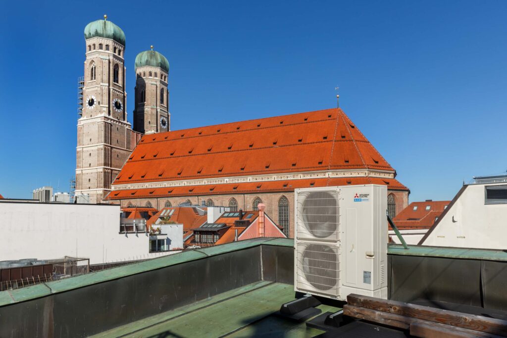 Über Münchner Dächern: Das "Mr. Slim"-Außengerät von Mitsubishi Electric mit Invertertechnologie ist auf eine hohe Energieeffizienz ausgerichtet (Abb. © Mitsubishi Electric)