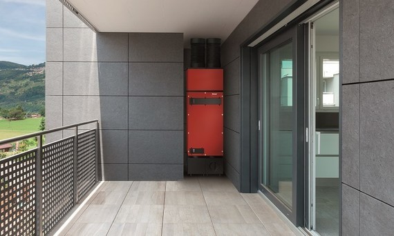 Beispiel zur Aufstellung eines Wohnungslüftungsgeräts in einer geschützten Nische auf einem Balkon (Abb. © Hoval)