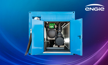 Ein blaues industrielles Gerät mit geöffneter Tür, das technische Komponenten enthält, und dem Logo 