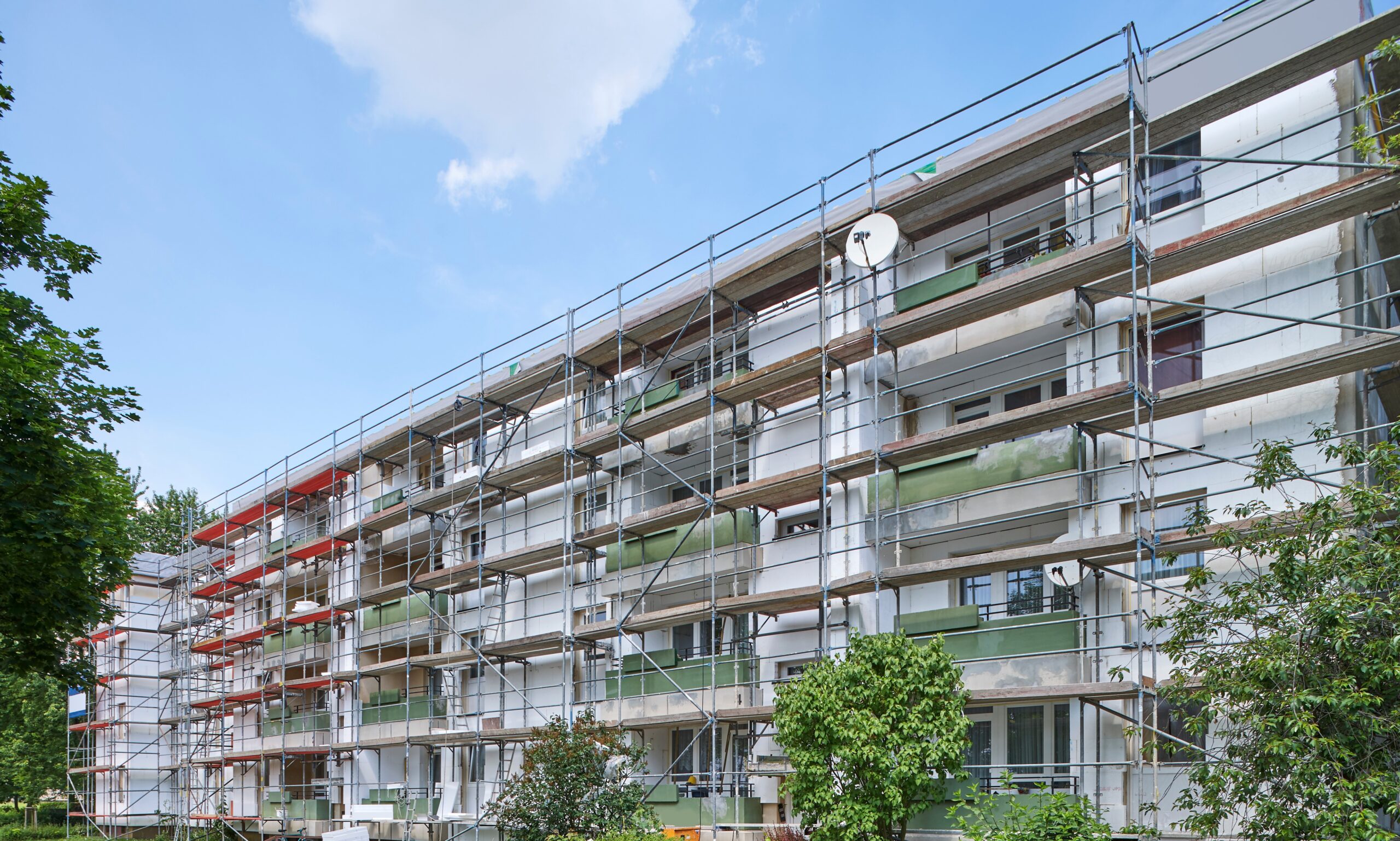 Die Gebäudesanierung bietet trotz immenser Kosten gleichzeitig auch hohe Wertschöpfung und wirksame CO2-Reduzierung (Abb. © moritz/stock.adobe.com)