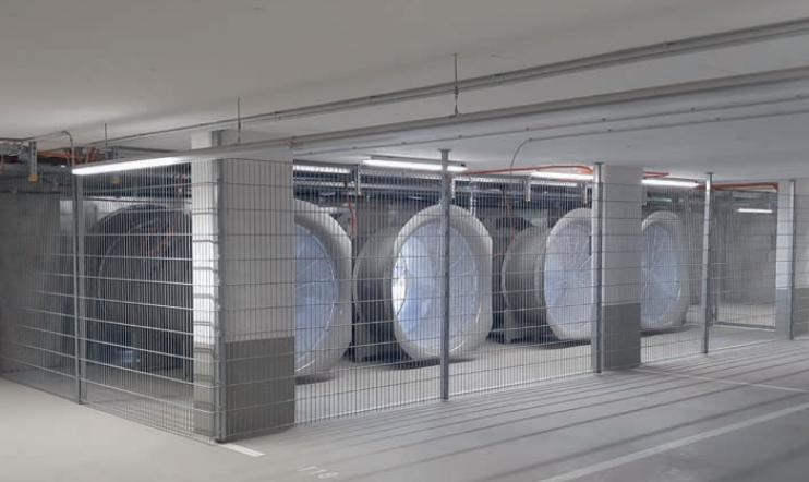 Maschinelle Rauchabzugsgeräte mit Axialventilatoren in einer Großgarage. (Abb. © Trox X-Fans)