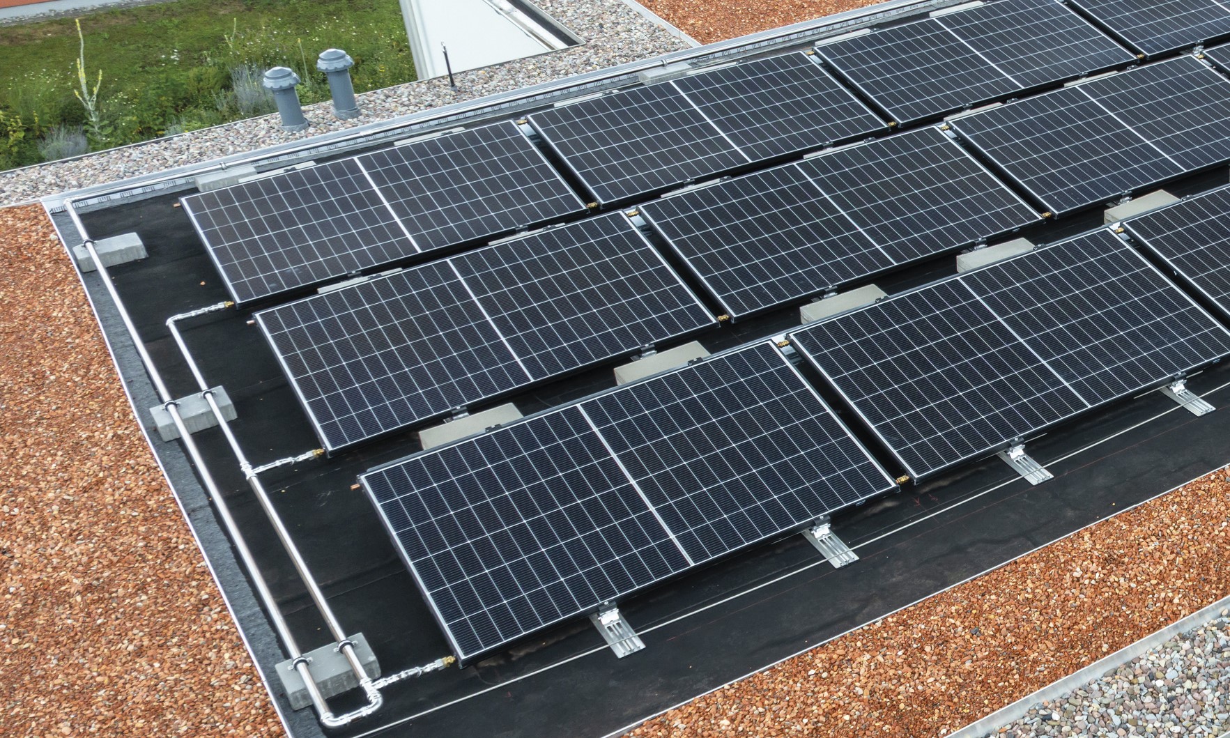 Abbildung 4: Photovoltaik-Thermie- Kollektorfeld auf dem Neubau eines Mehrfamilienhauses in Hameln (Abb. © ISFH)