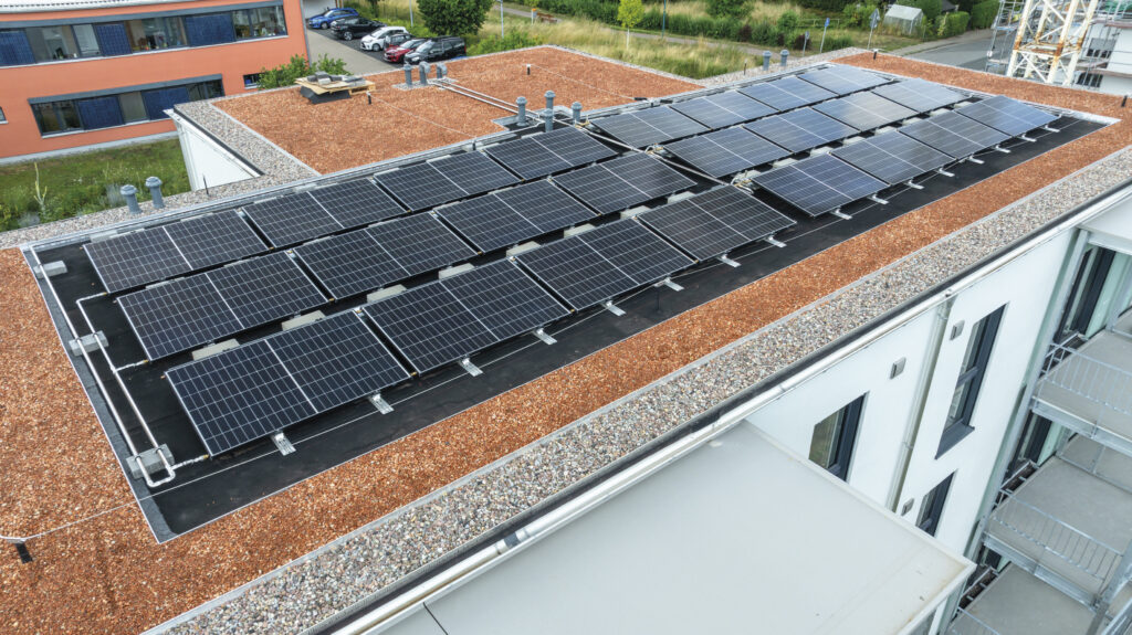 Abbildung 4: Photovoltaik-Thermie- Kollektorfeld auf dem Neubau eines Mehrfamilienhauses in Hameln (Abb. © ISFH)