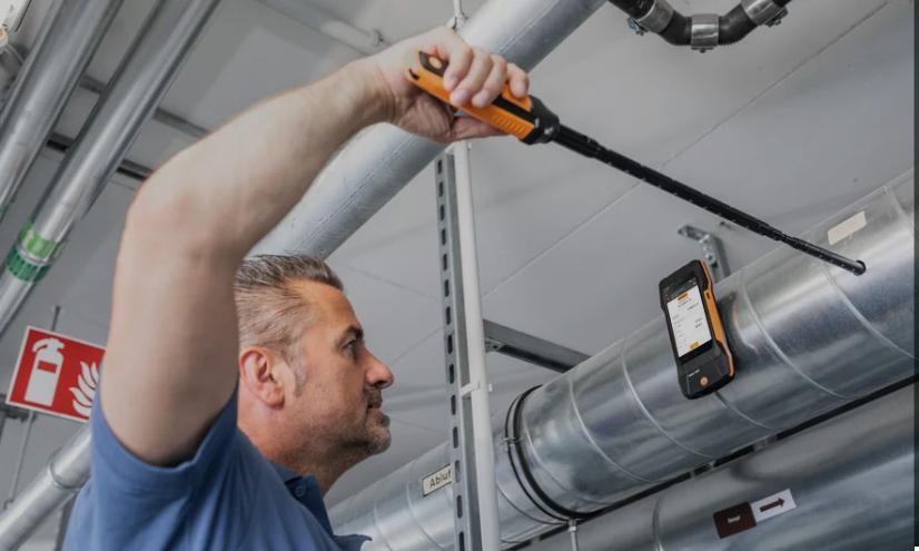 Beispiel für die Messung einer Luftgeschwindigkeit in einer Luftleitung mit einem Anemometer zur Bestimmung des Luftvolumenstroms (Abb. © Testo SE & Co. KGaA)