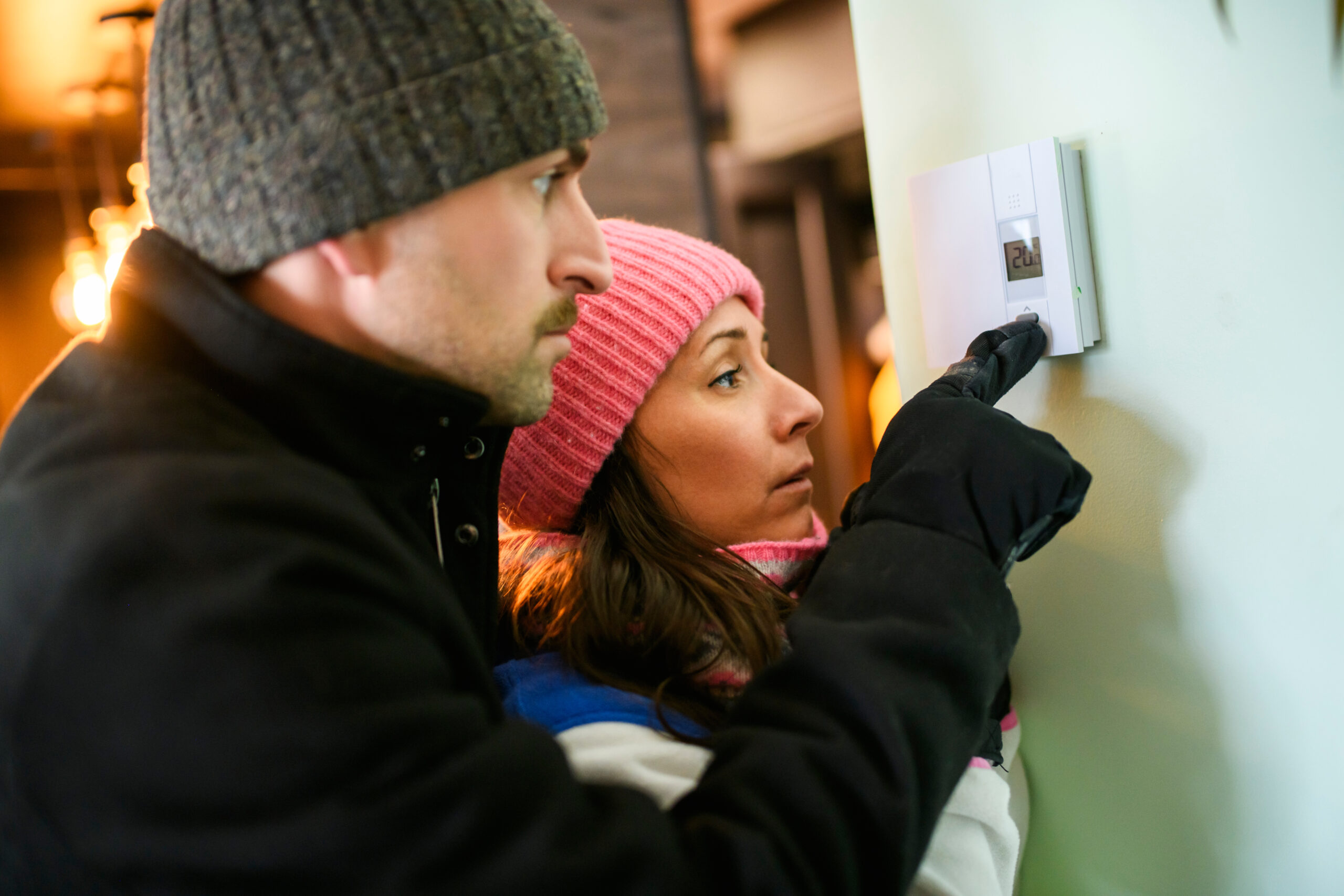 Ausreichende Raumtemperaturen und eine hygienisch gute Raumluftqualität sind unabdingbare Faktoren, die nichts mit Kostensparen und Komfort, sondern mit Gesundheit und Lebensqualität in Wohnungen zu tun haben, das sagt Dr. Manfred Stahl zu den Plänen des 