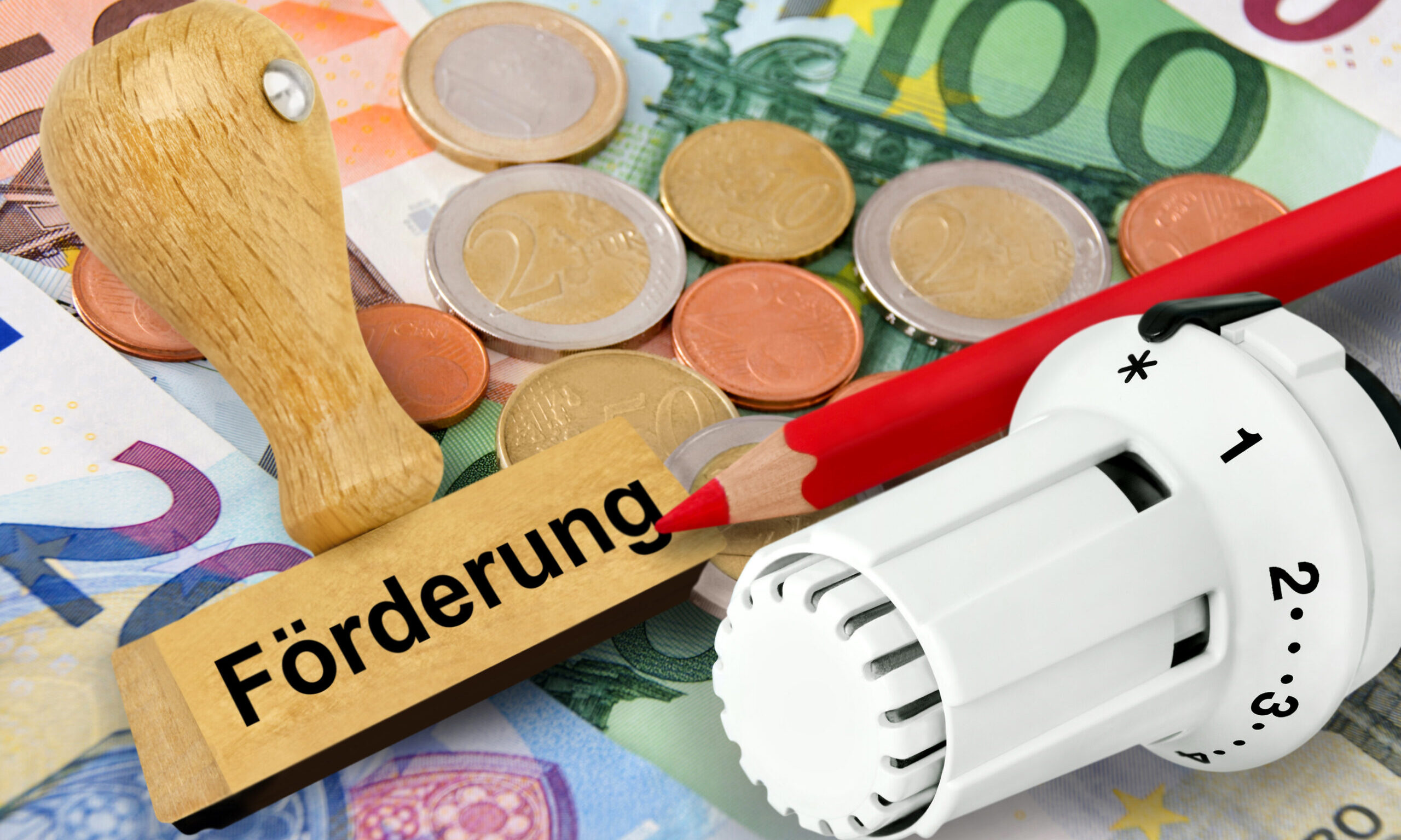 Kosten und staatliche Förderung für Energie mit Heizthermostat, Euro, Stempel und Rotstift